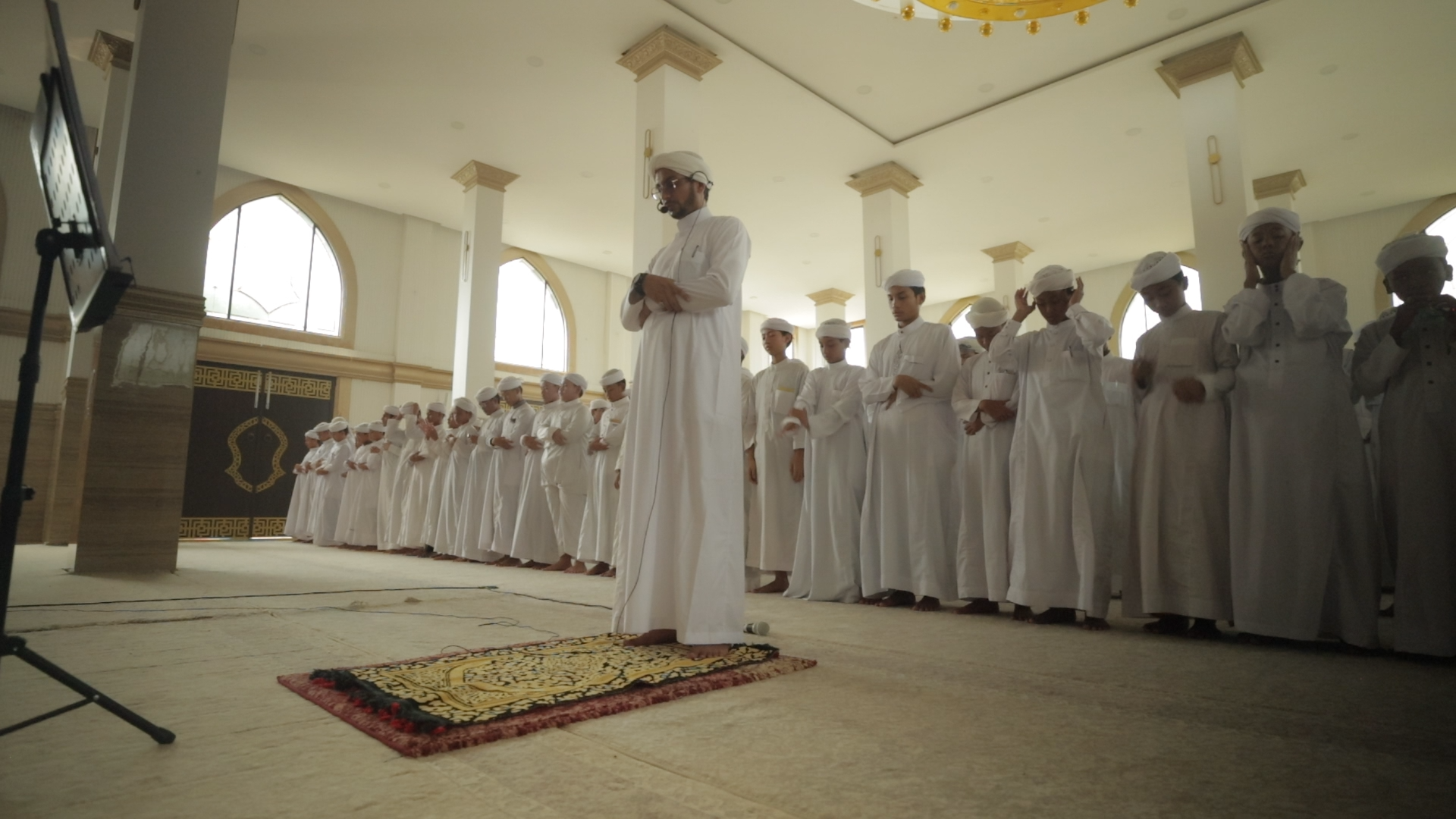 Shalat Dzuhur Berjamaah dan Halqoh Qur'an