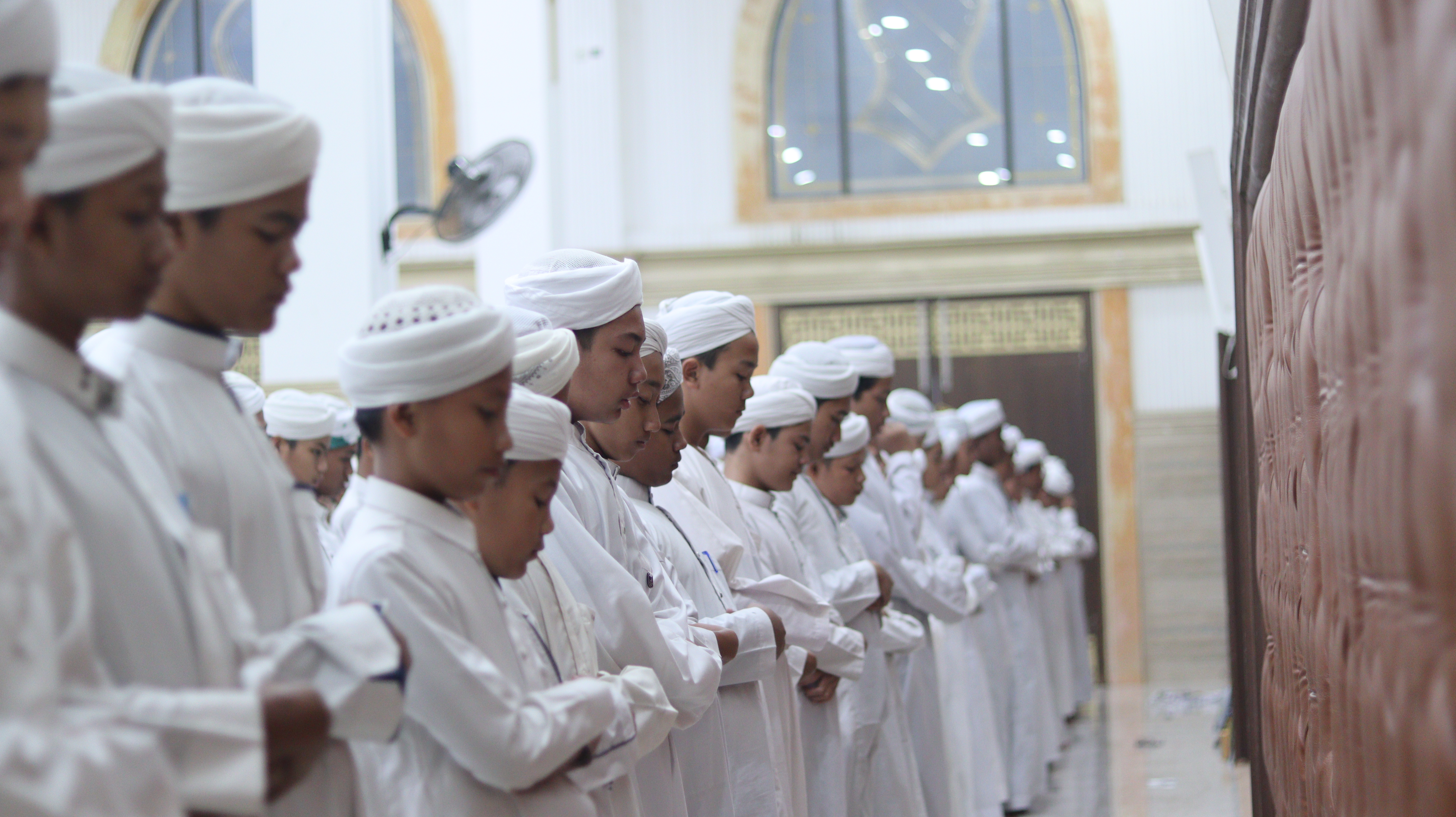Shalat Magrib Berjamaah