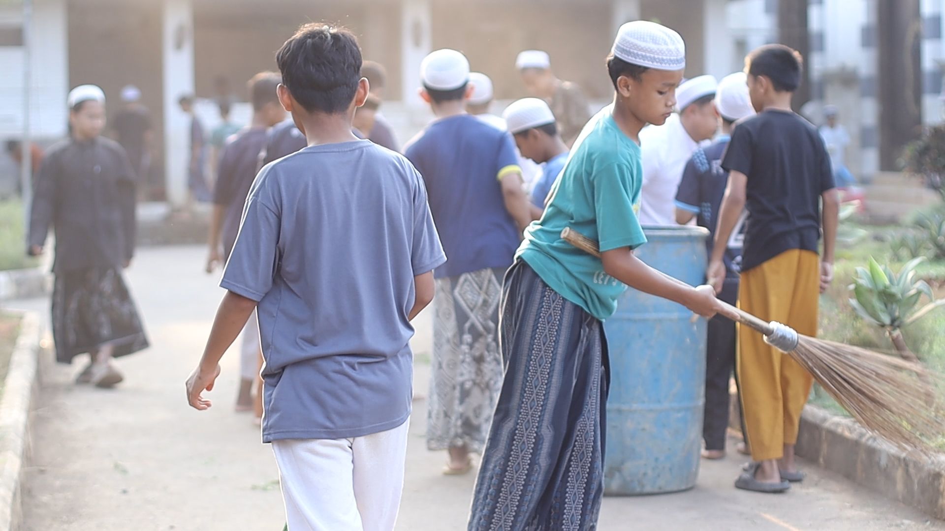 Sarapan, Piket & Persiapan Masuk Kelas